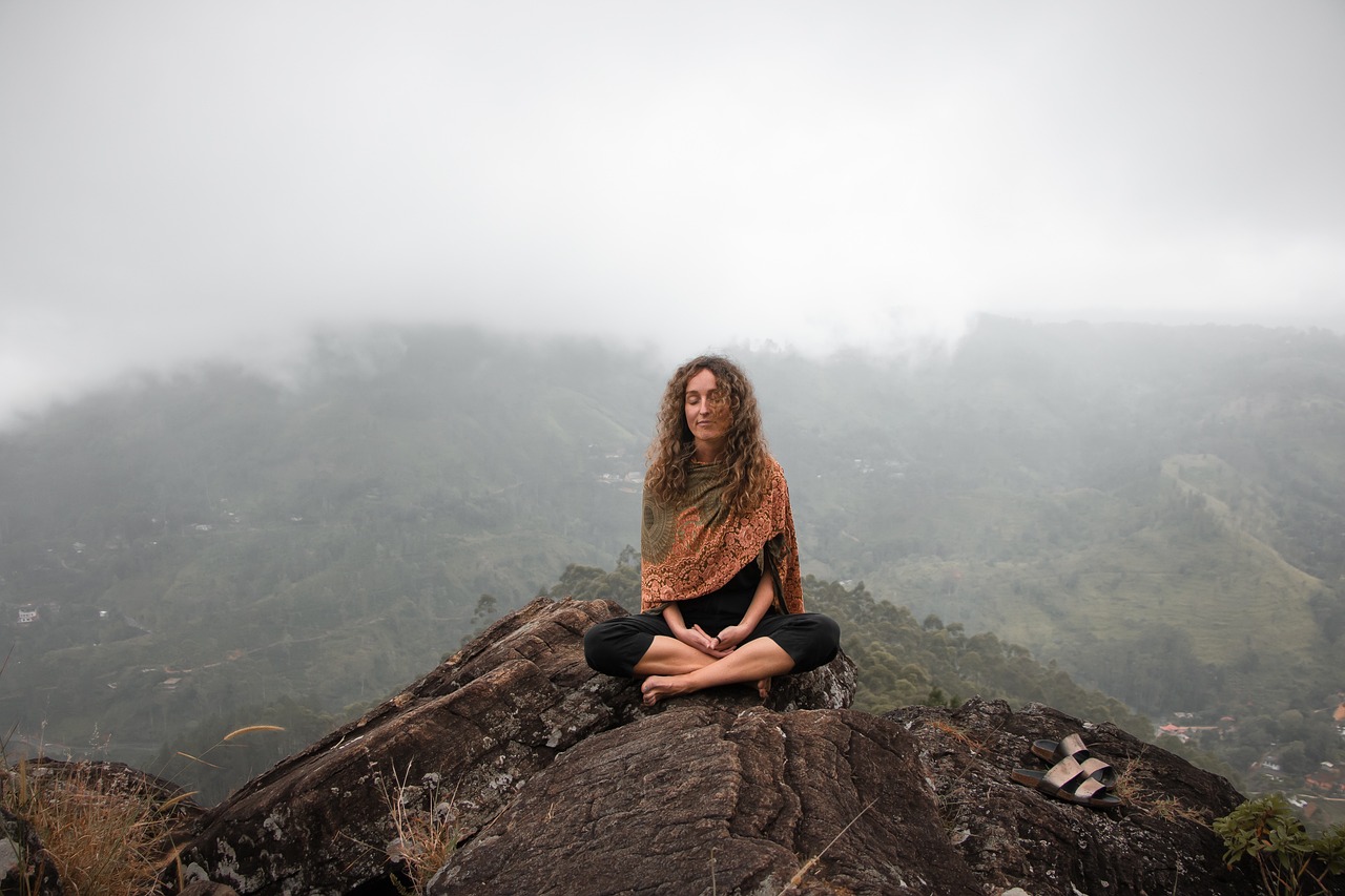 Frau Meditation Spiritualität Alleine reisen als Frau über 50