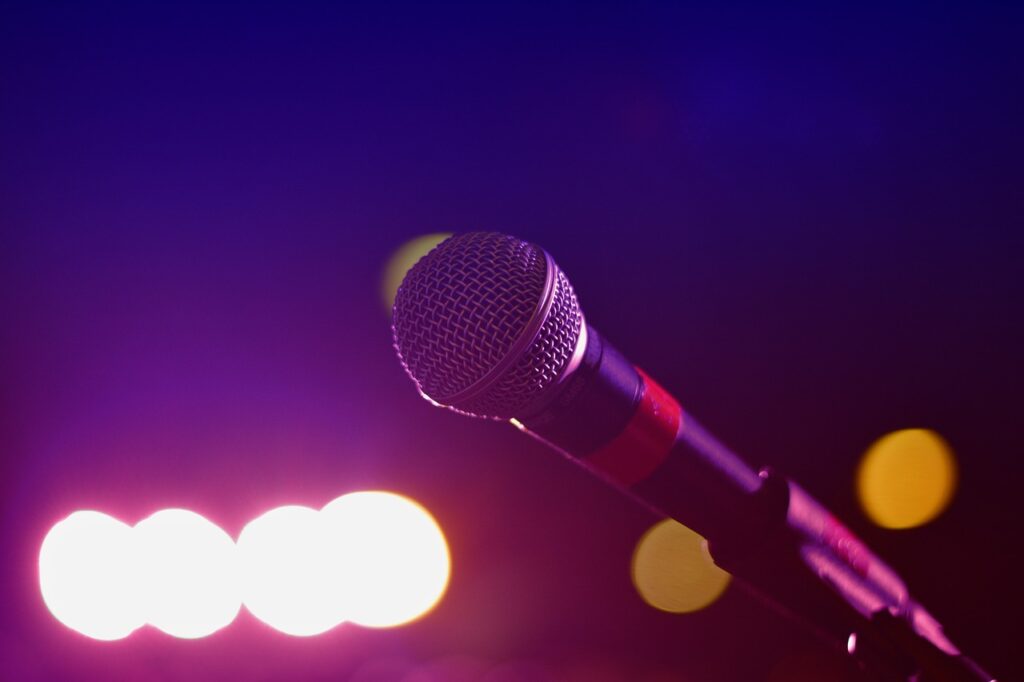 Mikrofon Bühne Lichter Karaoke besser werden Tipps für Anfänger