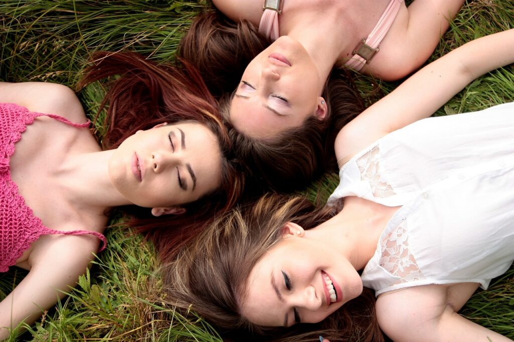 junge Frauen Teenager Gruppe Wiese glücklich