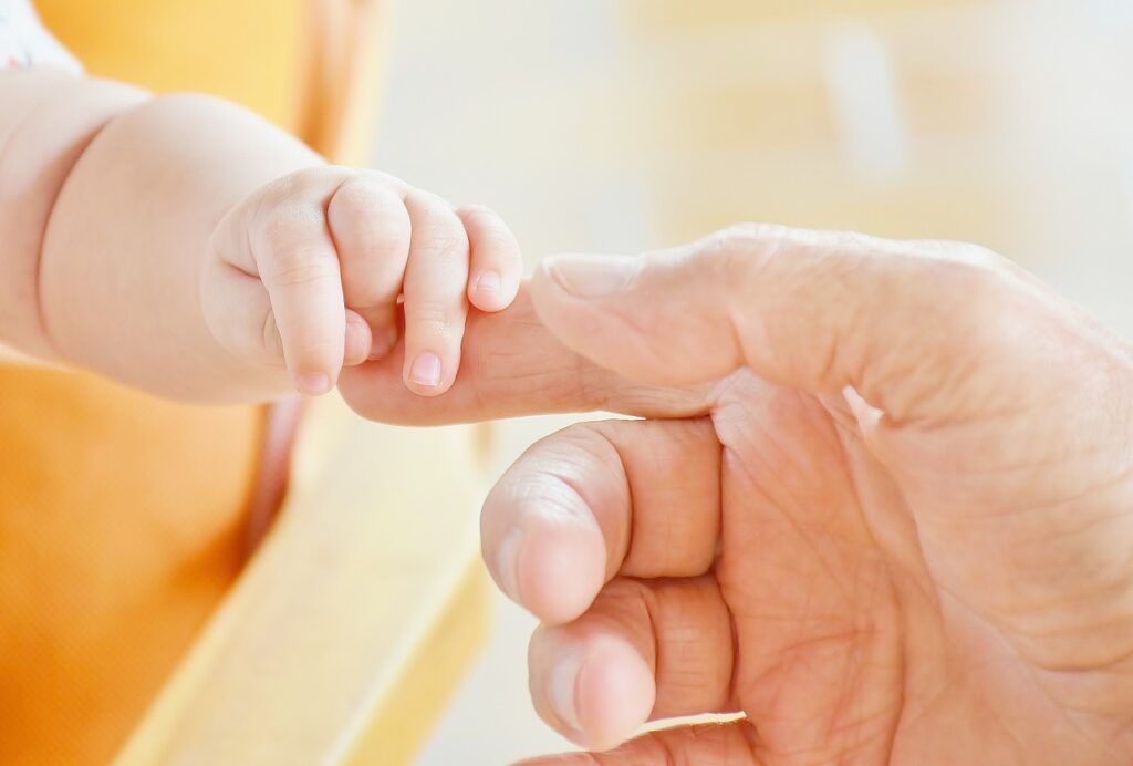 Baby Finger Berührung Hebamme Lohnt sich der Beruf Vor- und Nachteile