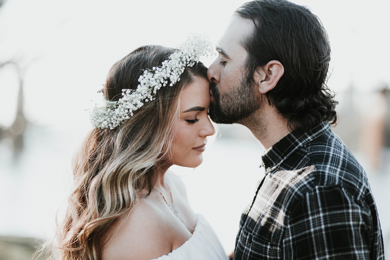 Bräutigam küsst Braut Was Mädchen heute von der Ehe erwarten dürfen – Ein moderner Blick auf das traditionelle Bündnis