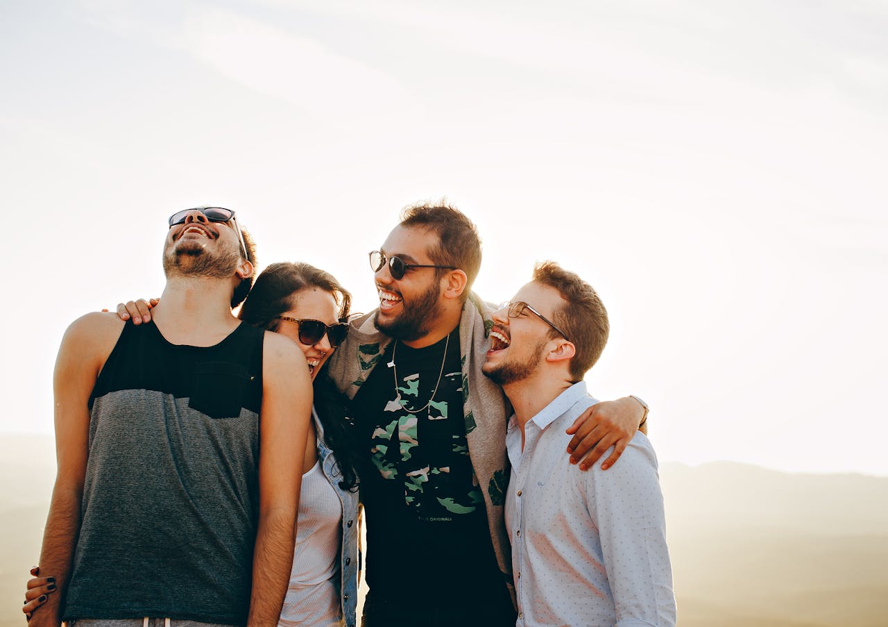 Gruppe von Freunden lacht gemeinsam Bester Freund Zitate Langjährige Freundschaft Sprüche