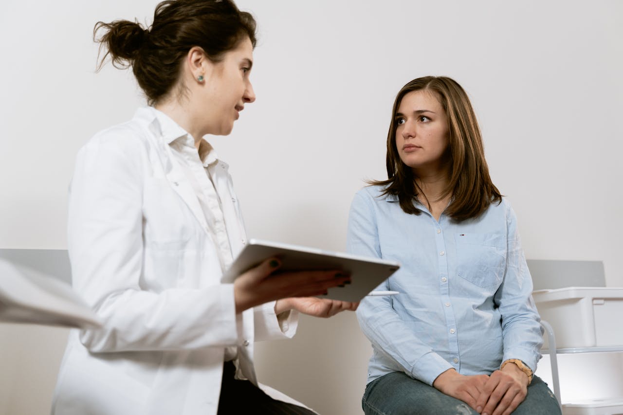 Ärztin Patientin Gespräch Brustkrebs Frauen Ab wann und wie oft zur Voruntersuchung