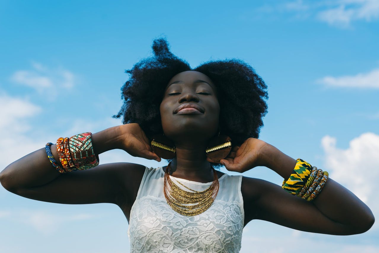 Frau Himmel glücklich Das beste Glätteisen für Afro-Haare Tipps und Empfehlungen für glattes, glänzendes Haar