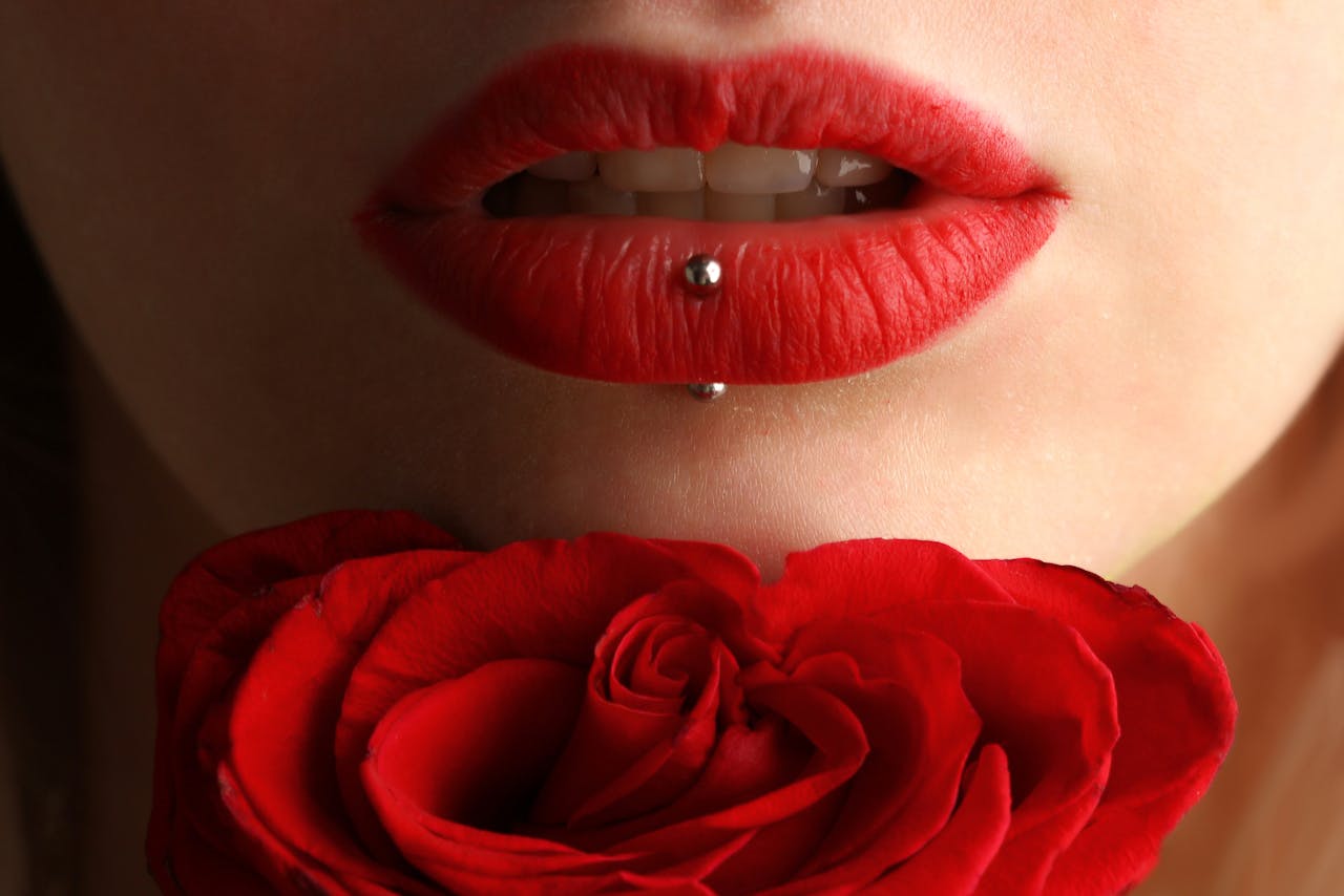 Frau rote Lippen Rose Piercings als Ausdruck von Identität und Selbstbestimmung