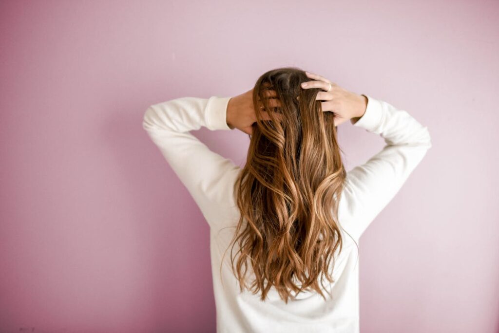 Haare Frau Rückseite Haare verheddern sich in der Rundbürste So bekommst du sie wieder frei!