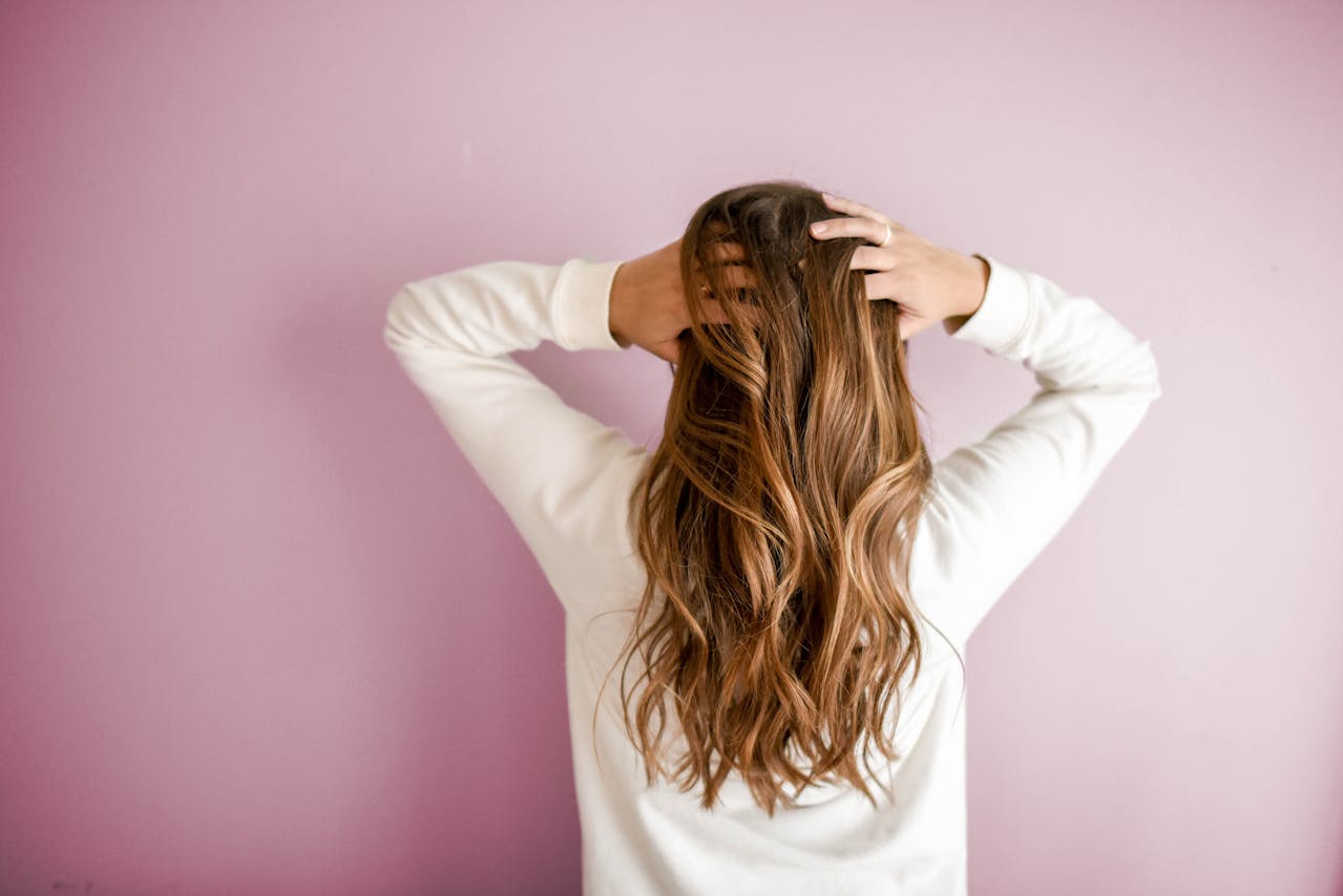 Haare Frau Rückseite Haare verheddern sich in der Rundbürste So bekommst du sie wieder frei!