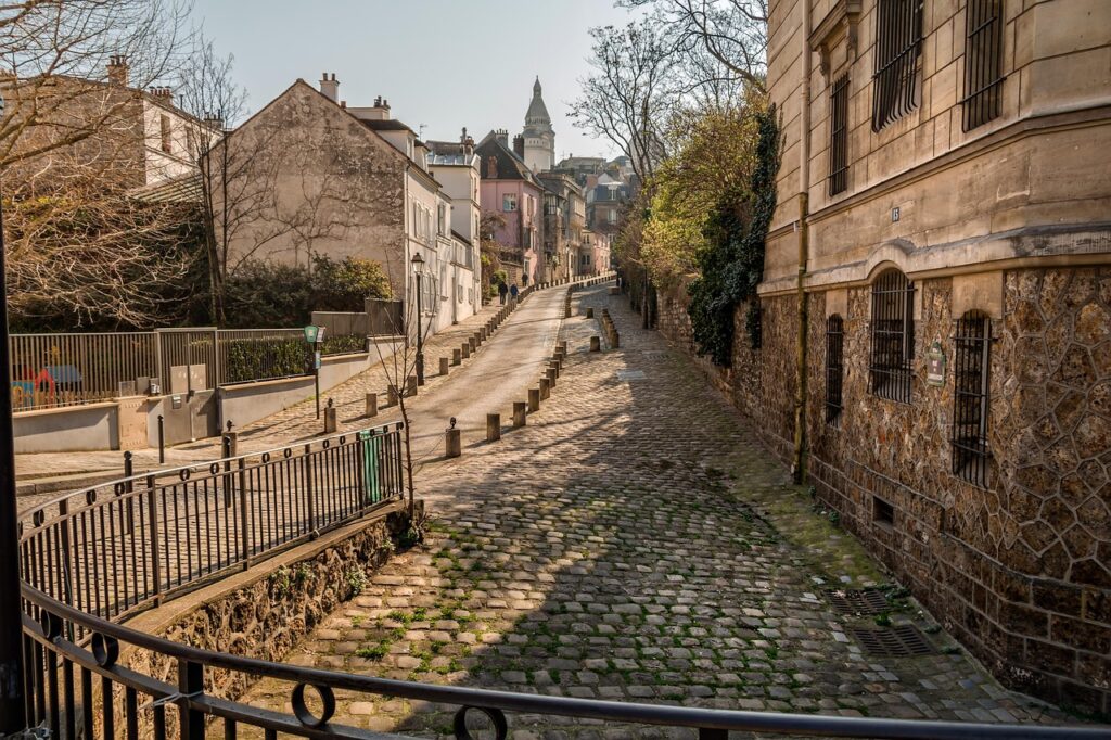 Paris Montmartre Straße Perspektive Montmartre und die Welt der Künstlerinnen Kreative Rebellion im Herzen von Paris
