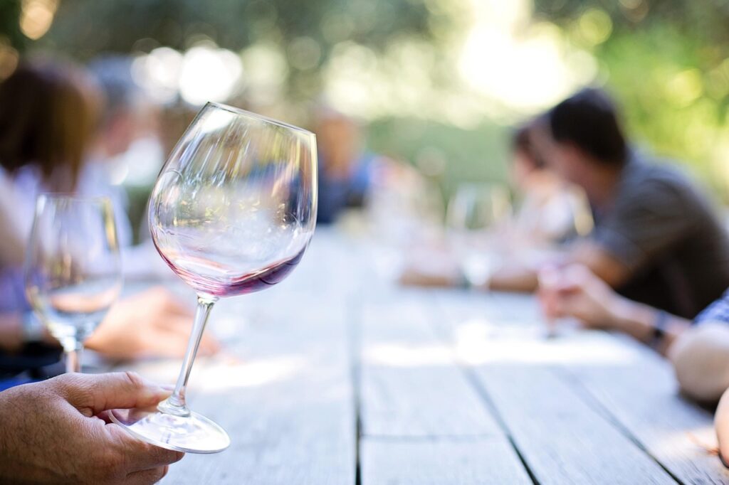 Wein Glas Tisch Welcher Schaumwein für den Mädelsabend Prickelnde Tipps für jede Stimmung