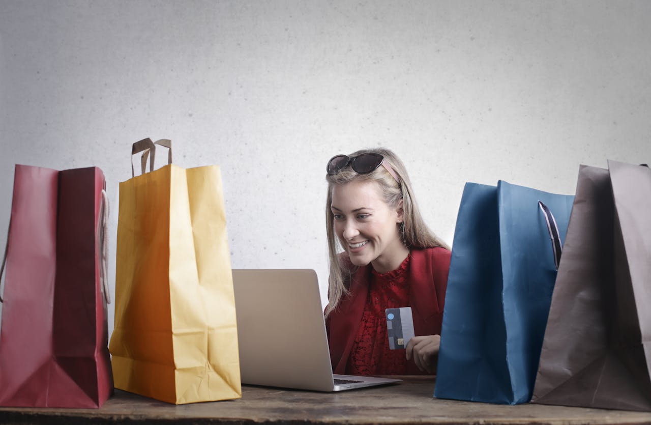 Frau Laptop Online Shopping Nie wieder Fehlkäufe Mit diesen 3 Tricks findest du online nur Produkte, die wirklich halten, was sie versprechen