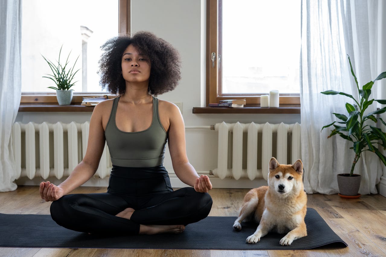 Frau Yoga Meditation Als Frau gesund und fit bleiben – So gelingt es im Alltag