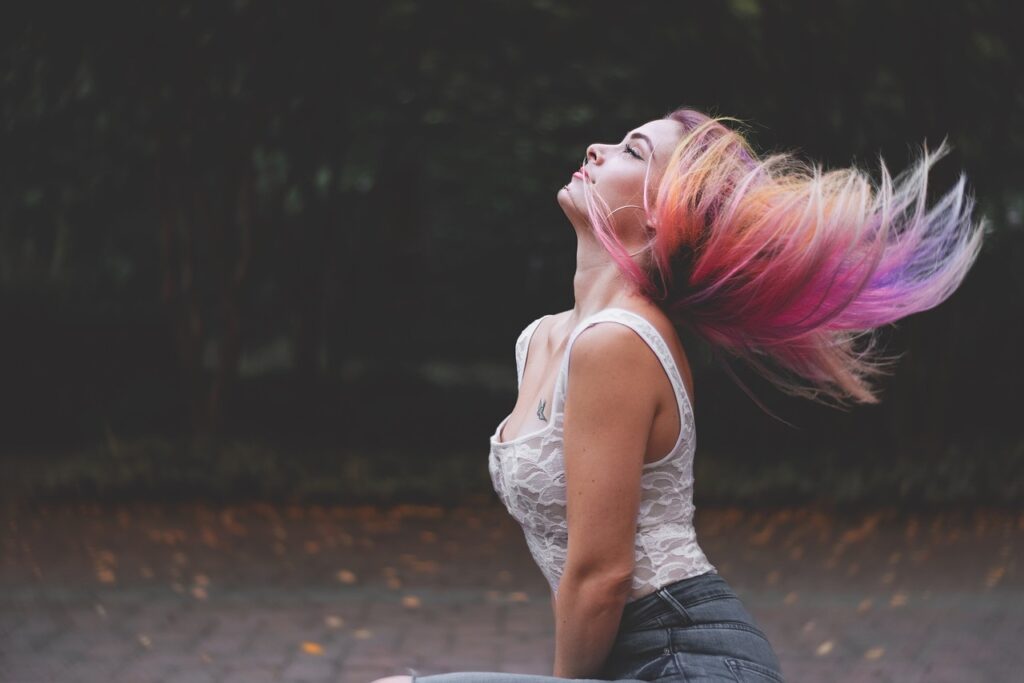 Frau bunte Haare glücklich E-Girl Definition und Beispiele – Was steckt dahinter