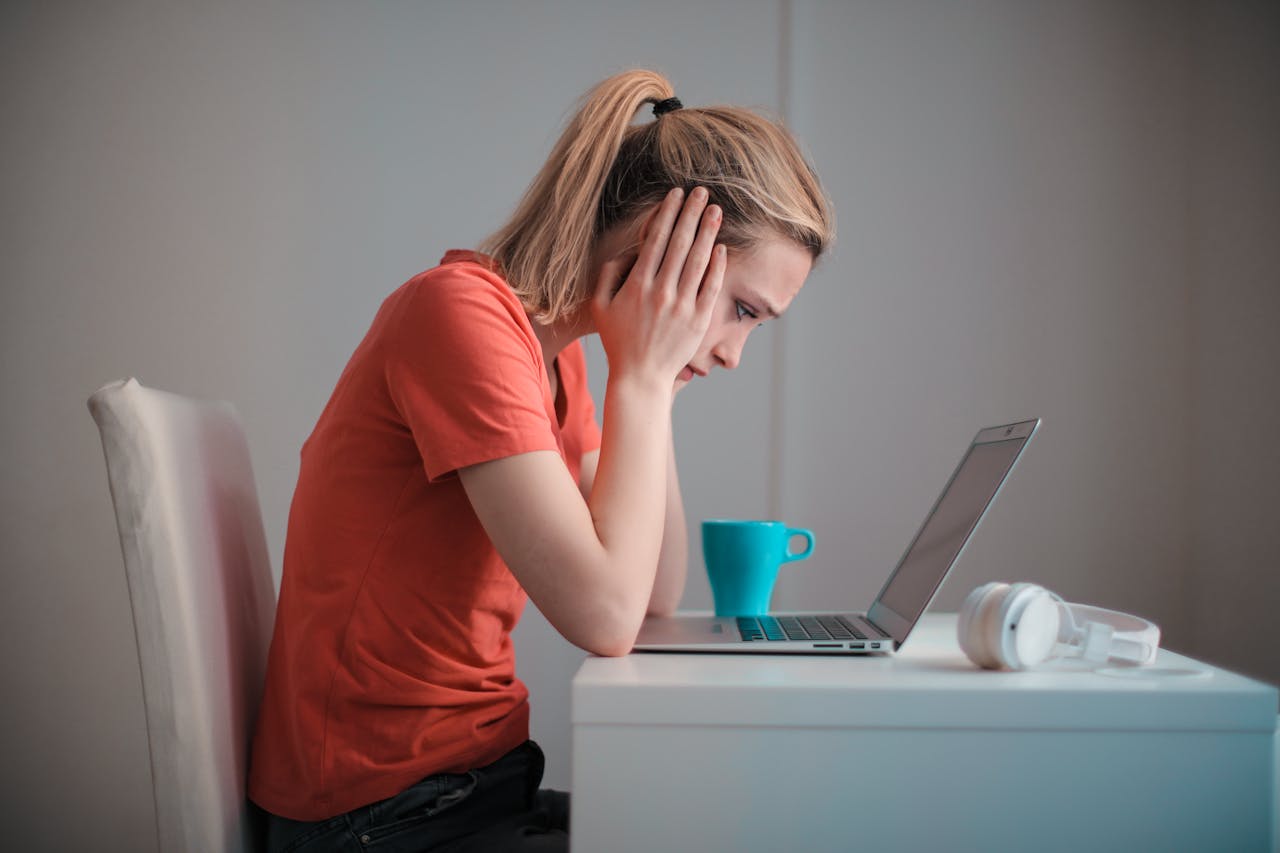 Frau nachdenklich Laptop Erwachsen werden heißt Entscheidungen treffen – aber wie eigentlich