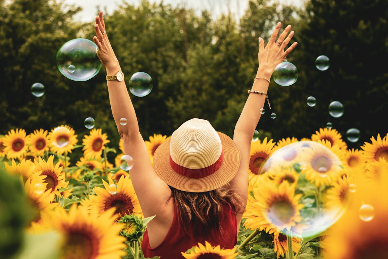Frau im Sonnenblumenfeld Female Empowerment – Definition, Bedeutung & Beispiele