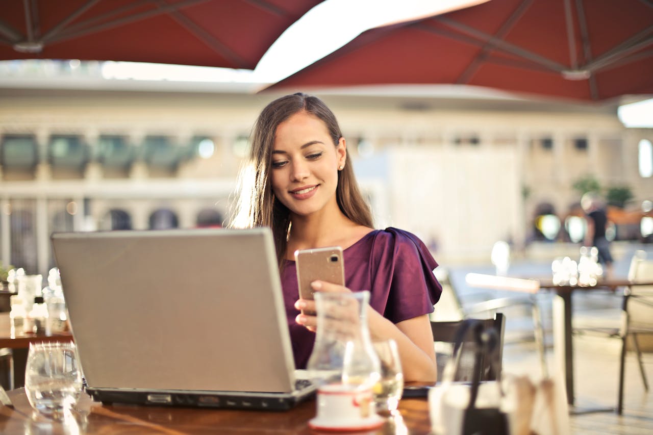 Frau Laptop Smartphone Tinder Sprüche für die Bio – für Frauen Charmant, witzig & kreativ