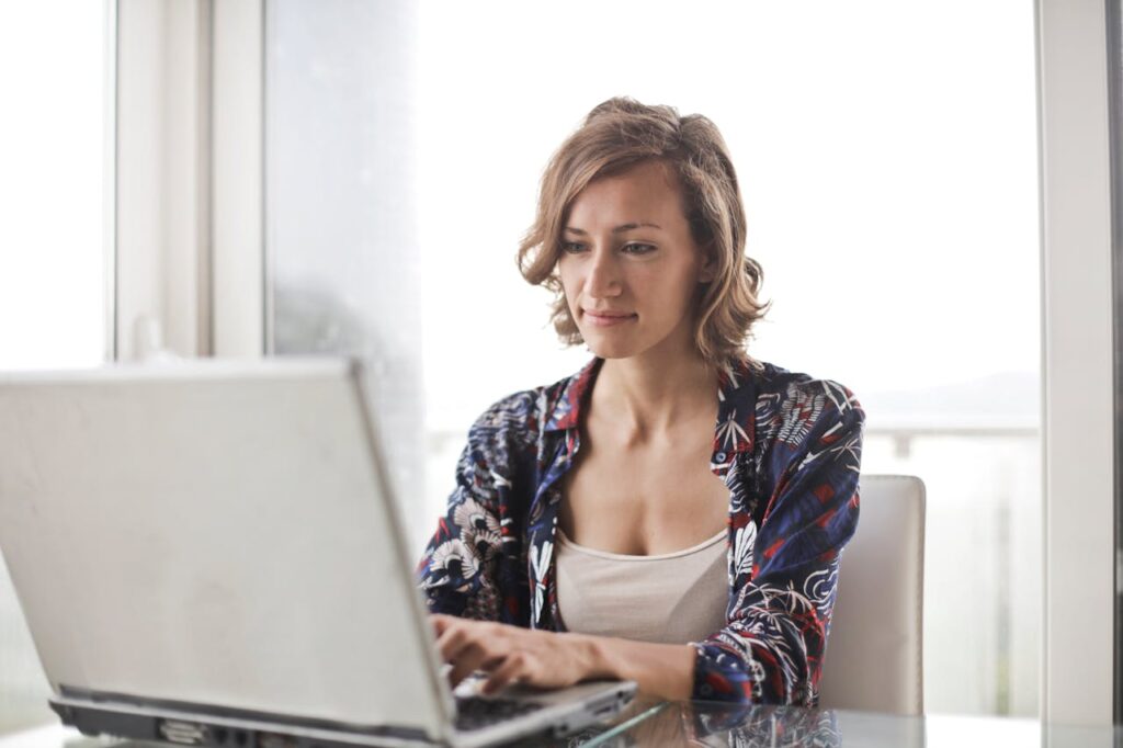 Frau Wohnung Laptop Als Frau alleine wohnen – Tipps zur Sicherheit