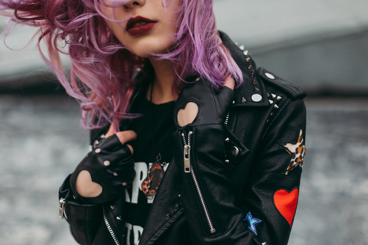 Frau rockt Lederjacke mit Aufnähern Welche Lederjacken sind 2025 im Trend