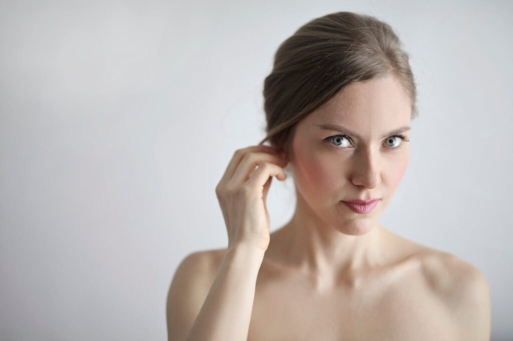 Frau schminken Gesicht Hautpflege Beauty- und Wellnessgewohnheiten – kleine Rituale für mehr Wohlbefinden