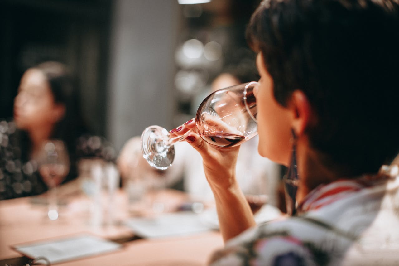 Frau trinkt Wein Barolo & Empowerment – Warum starke Frauen in Piemont besonders guten Wein machen