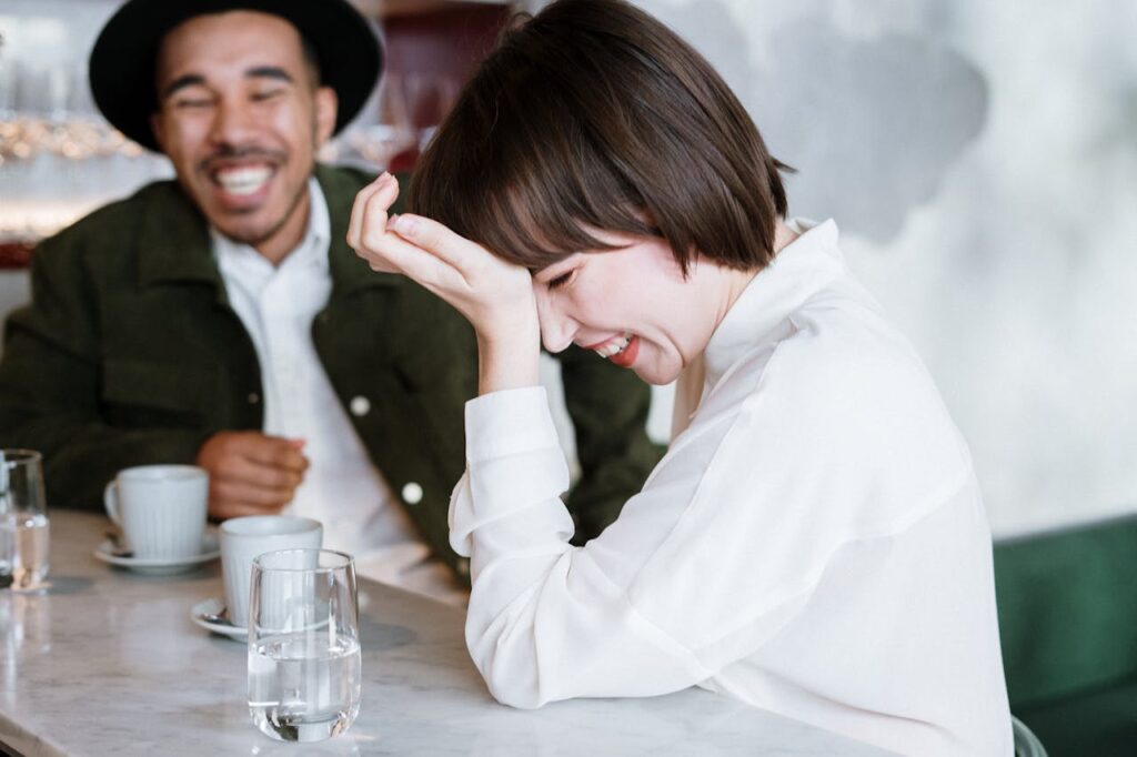 Mann Frau Date lachen Zweites Date – wie lange warten