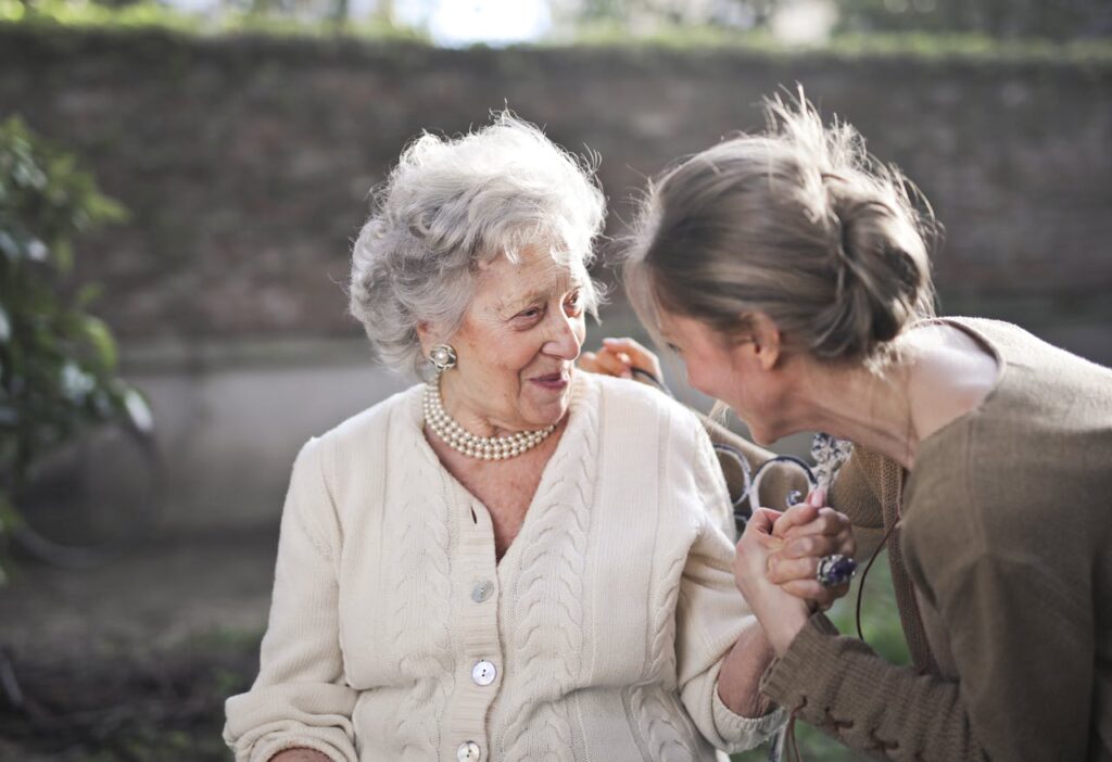 Oma und Enkeltochter Sehnsucht nach dem Enkelkind – wenn das Herz nach den Kleinen ruft