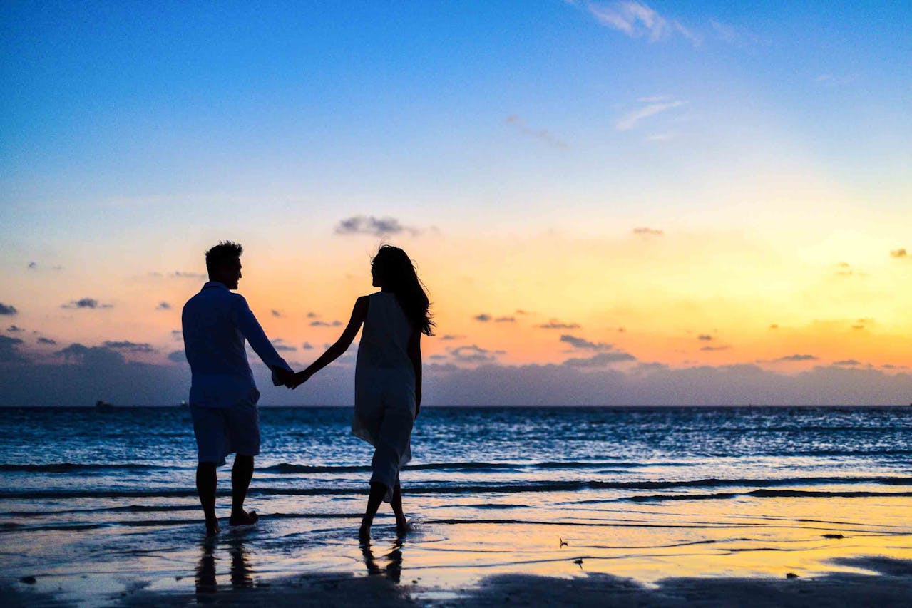 Paar Strand Hand in Hand Fernbeziehung Wie oft sollte man sich sehen
