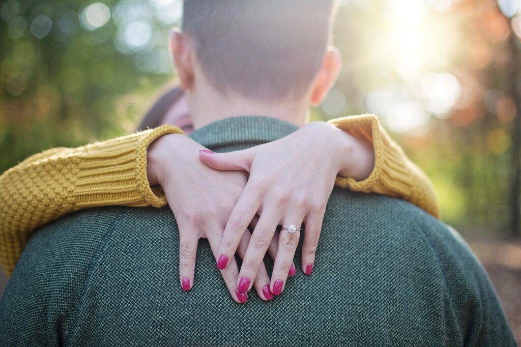 Paar umarmt sich Beziehungsunfähige Männer knacken – So verstehst und erreichst du sie
