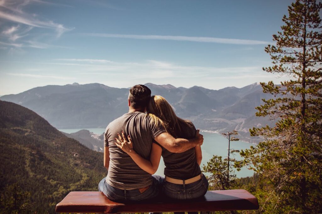 Paar verliebt Natur Ausblick Die Liebe des Lebens finden Realität oder Illusion