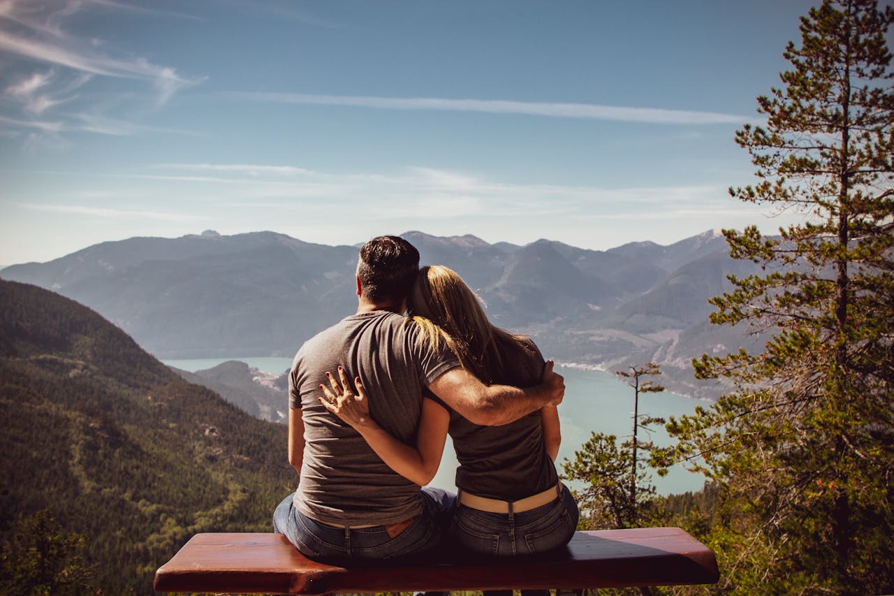 Paar verliebt Natur Ausblick Die Liebe des Lebens finden Realität oder Illusion