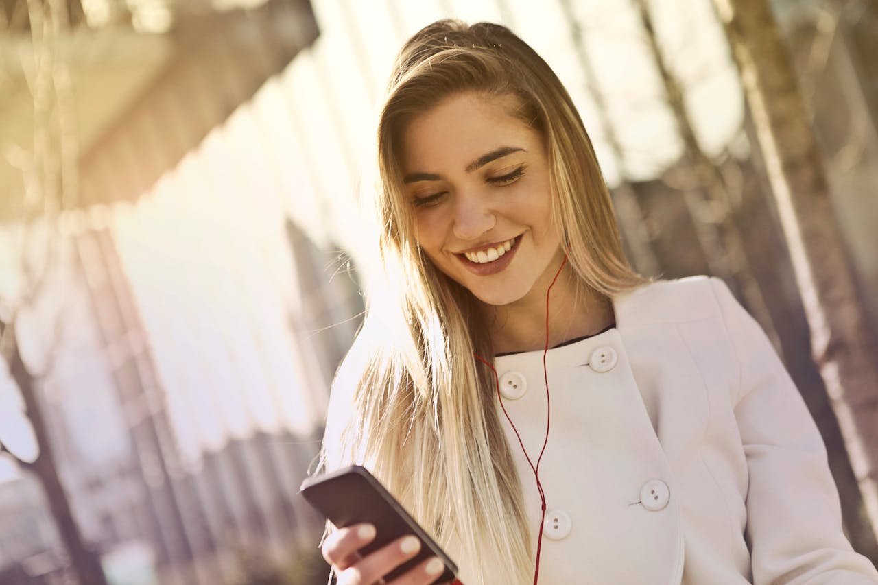 hübsche Frau lächeln Smartphone Mein Crush hat mich blockiert – und jetzt