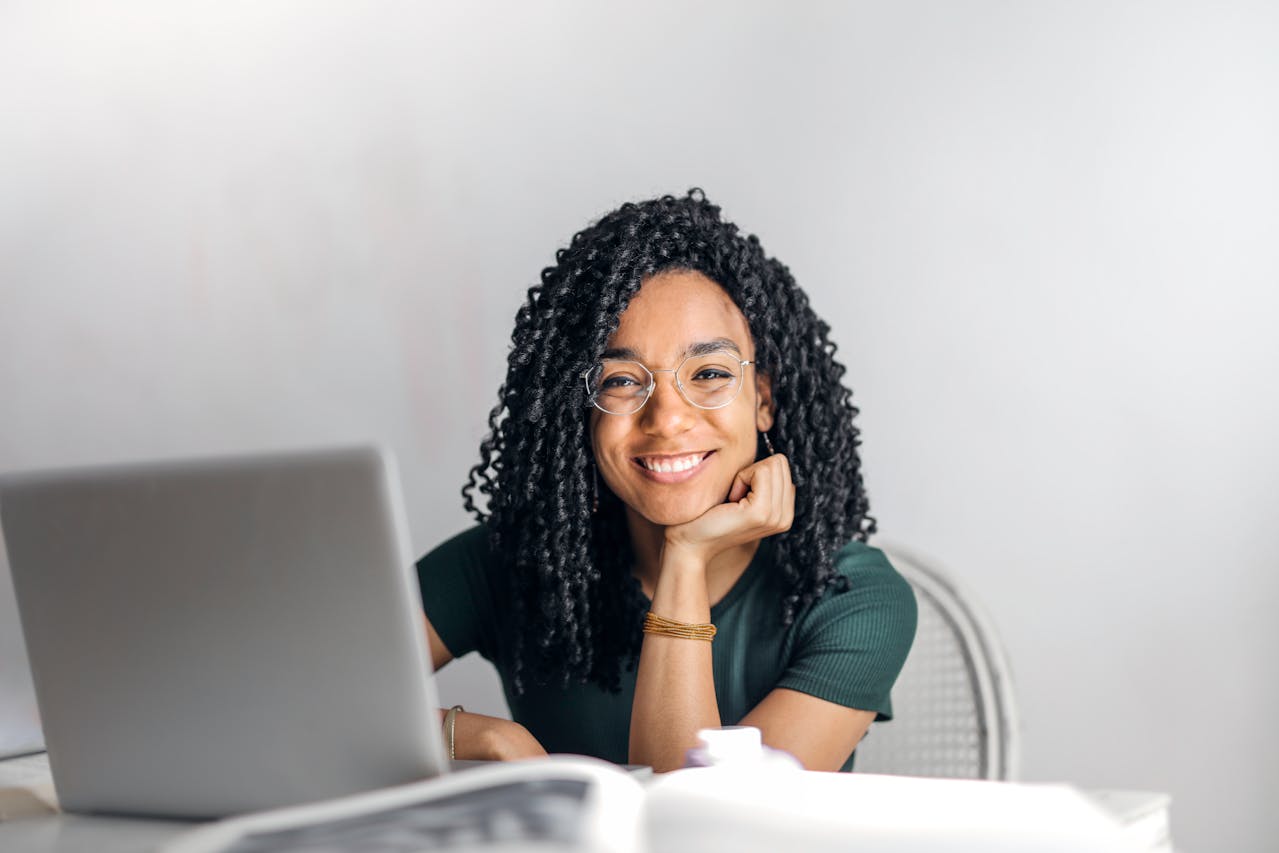 Afroamerikanische Frau lächeln kulturelle Diversität Tipps für bessere Jobchancen Darauf sollten Frauen achten!