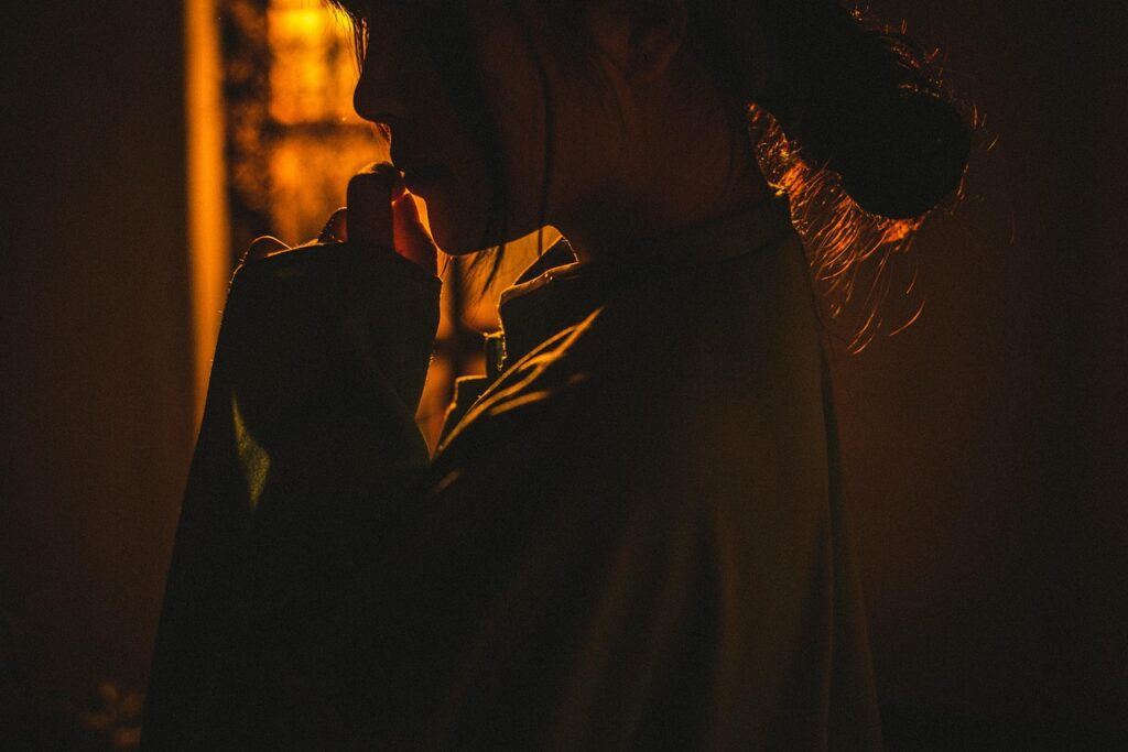 Frau Abendsonne nachdenklich Als Frau nach einem zweiten Date fragen – selbstbewusst & entspannt