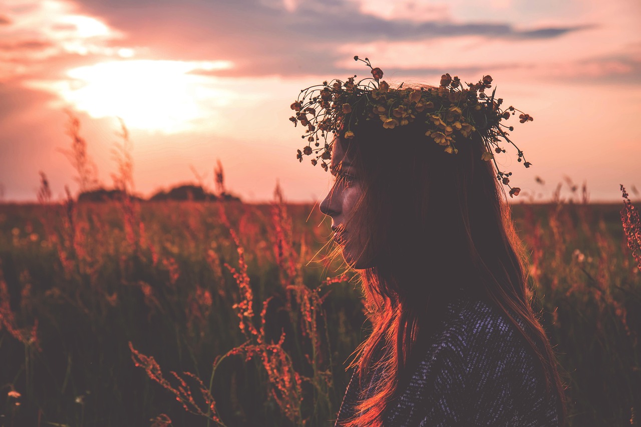 Frau Mädchen Blumenkrone Sonnenuntergang „Pick Me Girl“ – Bedeutung und Erklärung