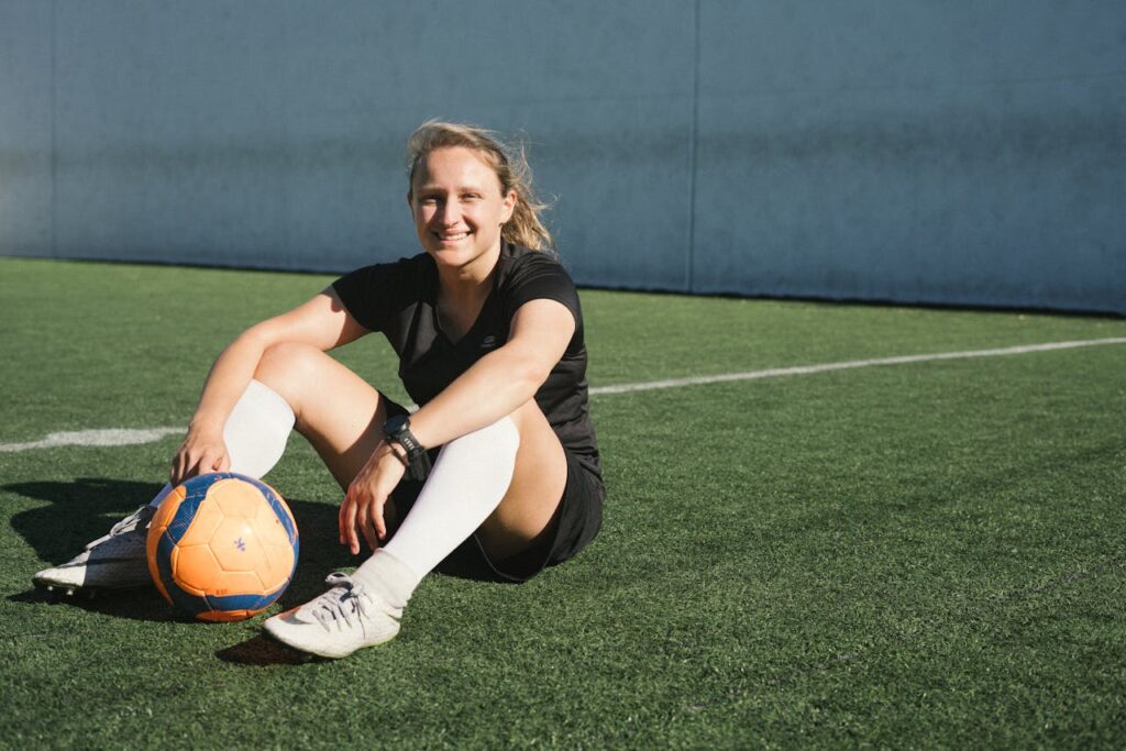 Frau lachen glücklich Als Mädchen Fußball spielen – ist das ungewöhnlich