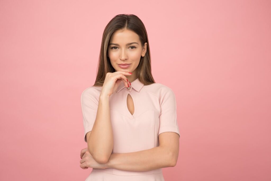 Frau selbstbewusst pinker Hintergrund Female Empowerment Inspirierende Sprüche und Zitate