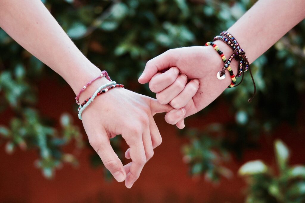 Freunde Hand in Hand Freundschaftsbänder knüpfen – Anleitung Schritt für Schritt