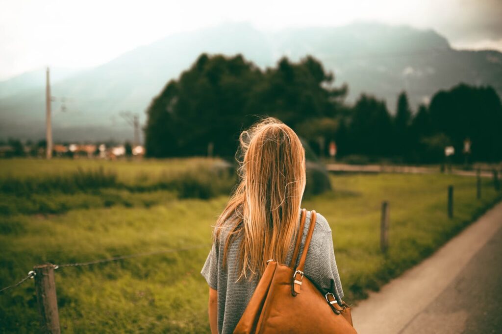 junge Frau unterwegs Pubertät bei Mädchen – Tipps für Eltern