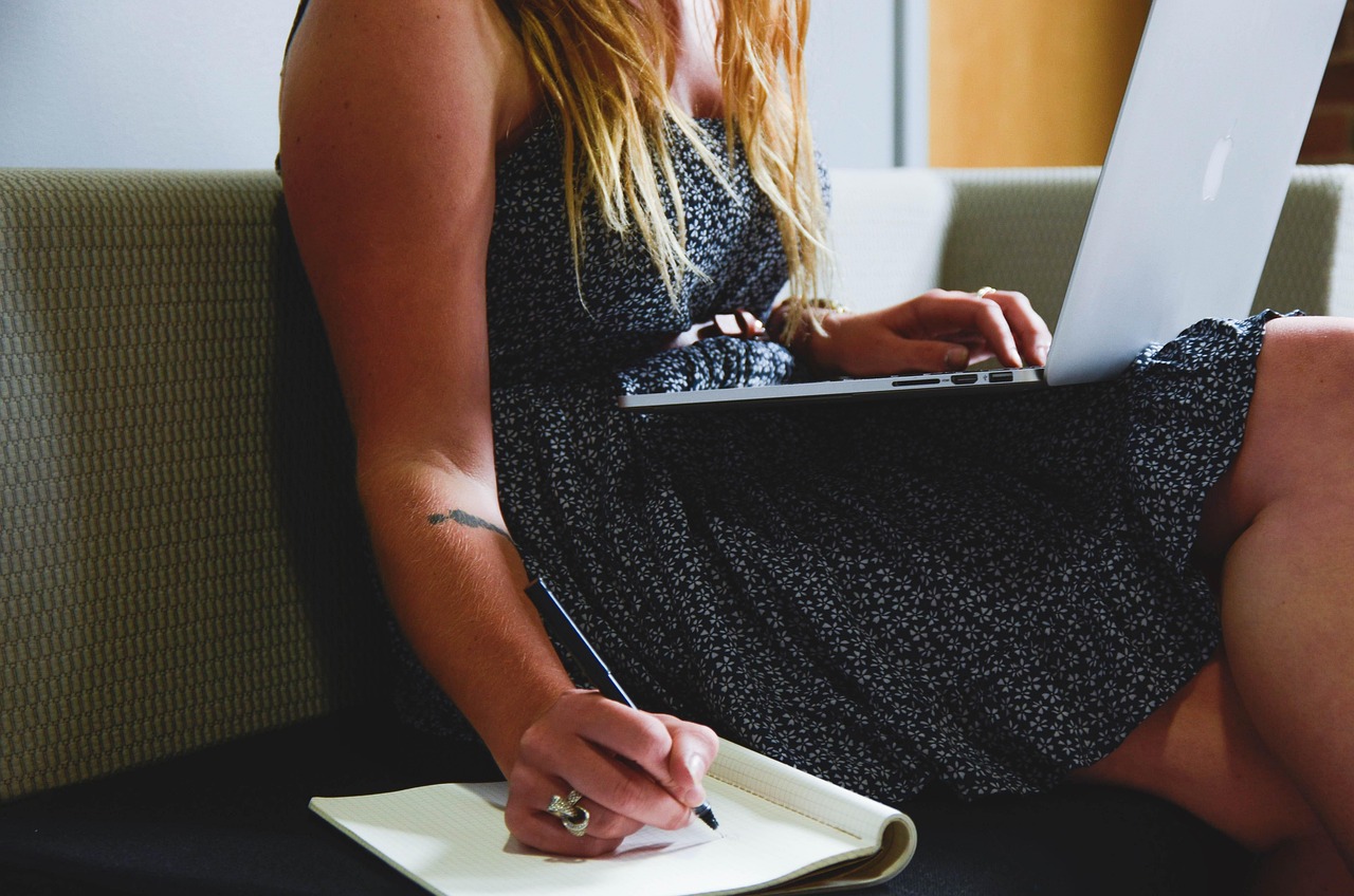 Frau Laptop Notizen Beliebte Jobs bei Frauen im Homeoffice