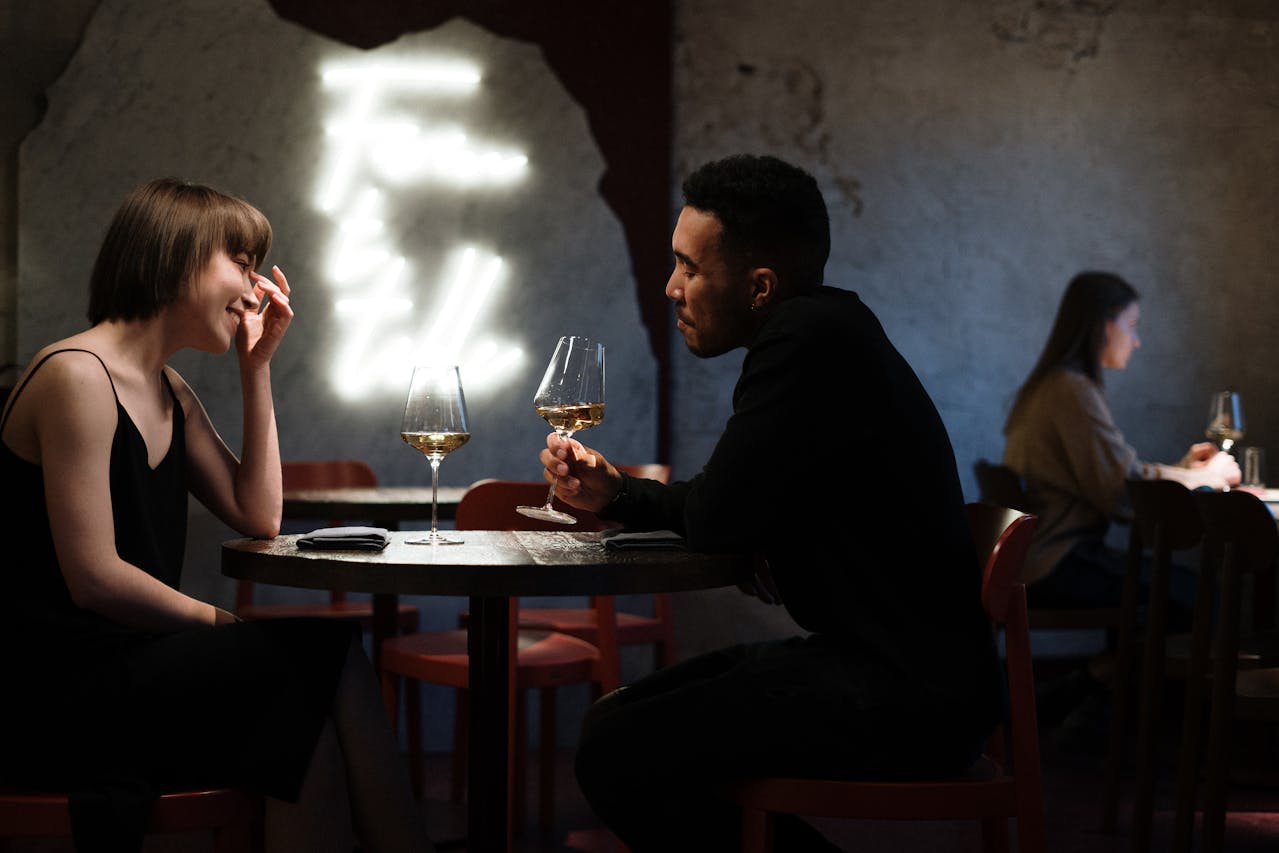 Mann und Frau abends Date Gespräch Sicheres Dating auf Reisen So bleiben Sie entspannt und geschützt
