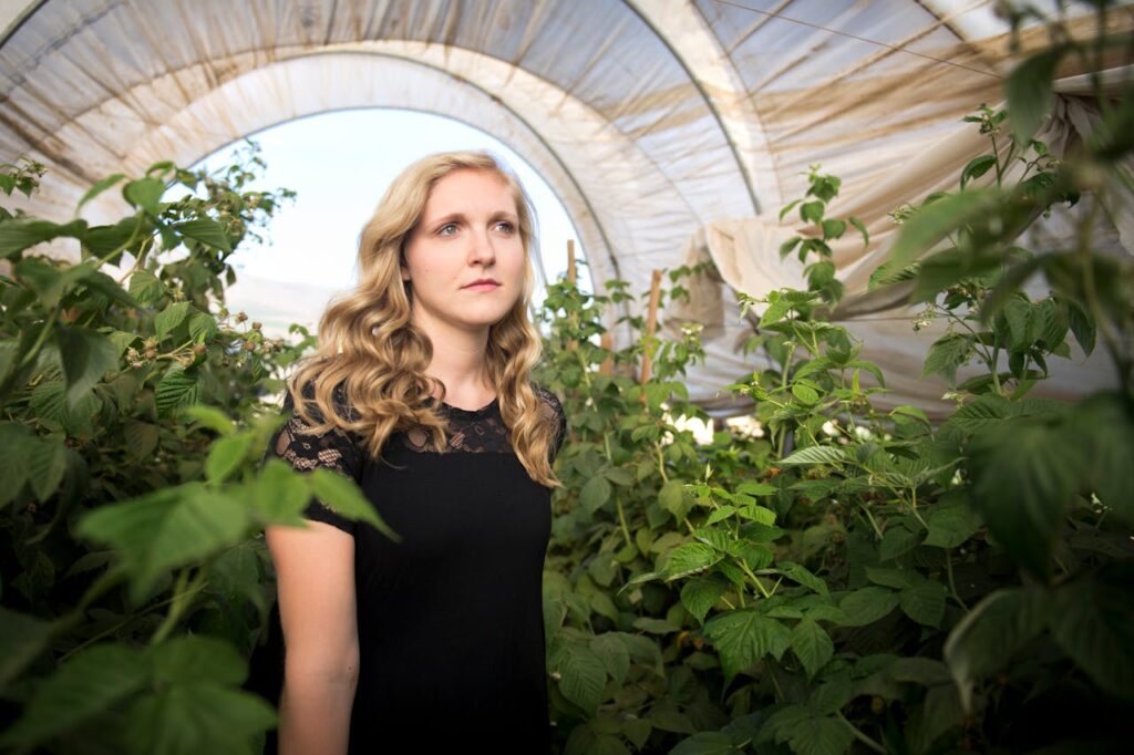 Frau Gewächshaus Folientunnel Gärtnern in extremem Klima Wie Folientunnel Obst- und Gemüseanbau zuverlässig schützen